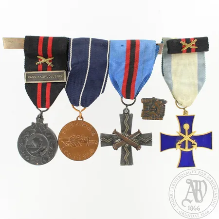 Neljä kunniamerkkiä ja pinssi, Ts mm mk "Rannikkopuolustus" Js mm, Jatkosodan muistomitali, Rannikkojoukkojen mr, Laivaston mr, pinssi 1939-1940