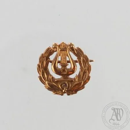 Lyyra rintamerkki, Ø 16mm, 585, paino 1,3g Paino: 1,3 g