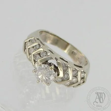 Timanttisormus 1xn.0.75ct 18xn.0.03ct, korjausjälkiä, koko 16¼, 585 valkokulta, paino 6,1g Paino: 6,1 g