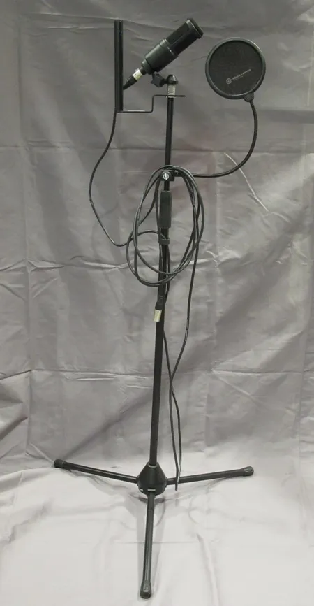 Mikrofoni, Audio-Technica AT2020, teline Laikaboss XA-203T, K och M popkiller ja lisävarsi, Kunto hyvä. Ota yhteys panttilainaamoon kuljetusmaksusta sopimiseksi.