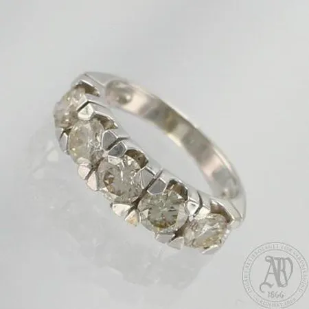 Timanttisormus 3xn.0.35ct ja 2xn.0.33ct, koko 14¾, 750 valkokulta, paino 4,4g Paino: 4,4 g