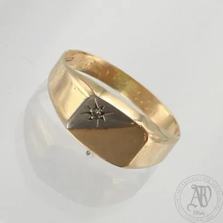 Kantasormus timantilla 1xn.0.01ct, kaiverrettu, koko 18¾, 585, paino 2,3g Paino: 2,3 g