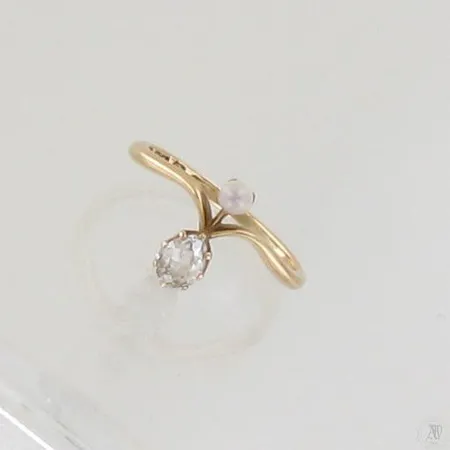 Timanttisormus helmellä 1xn.0.30ct Pear-hiontainen, koko 16¼, vuodelta 1924, 750br, paino 1,9g Paino: 1,9 g
