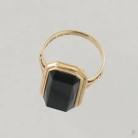 Onyxsormus, koko 18, tekijänleima OL, vuodelta 1947, 585br, paino 5,1g Paino: 5,1 g