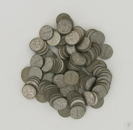 140 kolikkoa, nimellisarvo 1 markka, vuosilta 1964-1968, 350, paino 895,3g Paino: 895,3 g