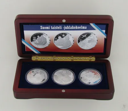Kolme juhlarahaa Suomi taisteli, Mannerheim ja Päämaja, Lotat ja Tali-Ihantala, numero 1376/1945, 925, paino, 78,0g, todistus, puulaatikko Paino: 78   g