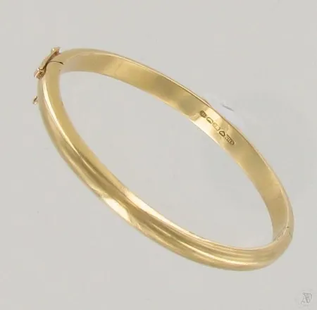 Rannerengas, käytön jälkiä, kaiverrettu, varmuusketju puuttuu, Ø 57mm, 750, paino 15,6g Paino: 15,6 g