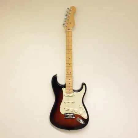 Sähkökitara Fender American Deluxe Stratocaster 2014, 3-väri sunburst, vaahterakaula, made in USA, sarjanumero US14 093964, hihna, piuha, tremolokampi, hihnalukot, todistukset, lukittava kova Fender-laukku. Ainoastaan nouto myymälästä