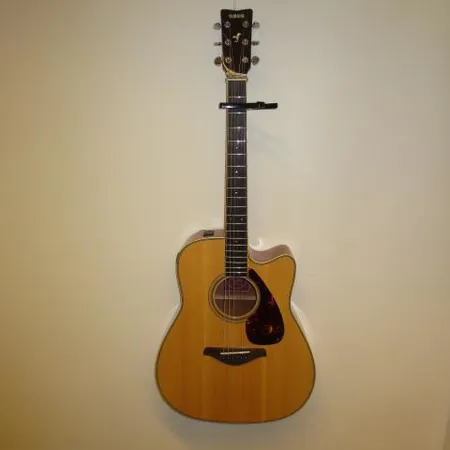 Elektroakustinen kitara Yamaha FGX 720 SC, kuusikansi, sivut ja pohja natoa, ruusupuuotelauta, piezo-mikrofoni, 3-alueinen EQ, capo, pehmeä laukku. Ainoastaan nouto myymälästä