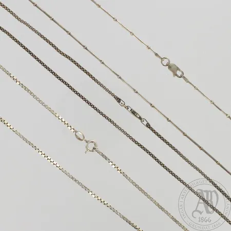 Kolme ketjua, pituudet 45-50cm, 925, 15,4g Paino: 15,4 g