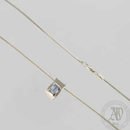 Kiviriipus käärmeketjulla, riipuksen korkeus 15mm, ketjun pituus 41cm, 925br, paino 7,4g Paino: 7,4 g