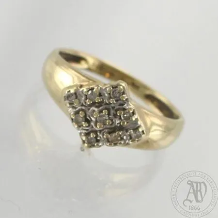 Timanttisormus 9x0.01ct, koko 16, 585, paino 2,2g Paino: 2,2 g