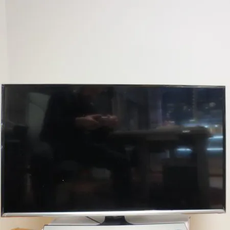 Led-tv Samsung 32" LT 32E310EXXE, kaukosäädin. Nouto ainoastaan myymälästä.