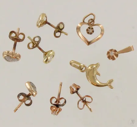 Kolme riipusta joissa kahdessa timantti 2xn.0.005ct, kolmet korvakorut joista yhdet timantilla 2xn.0.005ct, 585, paino 2,6g Paino: 2,6 g