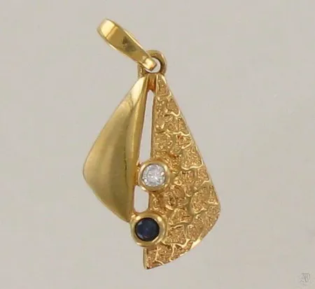 Timanttiriipus sinisafiirilla 1xn.0.04ct, korkeus 23mm, 585br, paino 1,8g Paino: 1,8 g