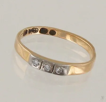 Viallinen timanttisormus 3xn.0.01ct, 750, paino 2,5g Paino: 2,5 g