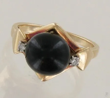 Kivisormus timanteilla 2xn.0.01ct, koko 16½, kivi kulunut, 585br, paino 4,1g Paino: 4,1 g