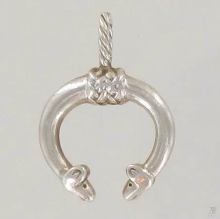 Riipus, Kalevala Koru, Hirvenpää,korkeus 23mm, 925, paino 3,1g Paino: 3,1 g
