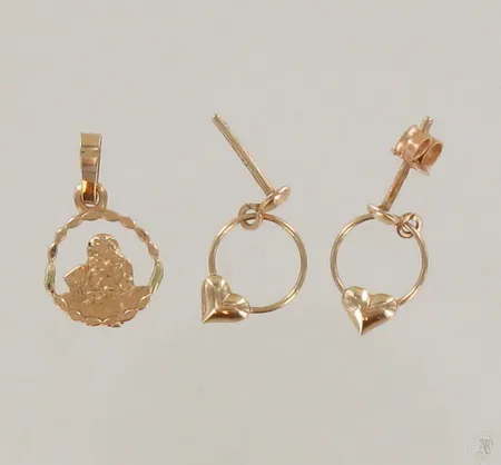 Korvakorut, yksi tausta puuttuu, korkeus 14mm, riipuksen korkeus 16mm, 585, paino 0,9g Paino: 0,9 g