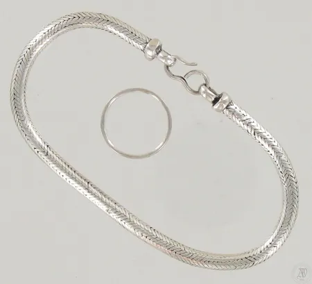 Rannekoru, pituus 210mm, kuvioitu sormus, kaiverrettu, käytön jälkiä, koko 17, 925, paino 27,2g Paino: 27,2 g