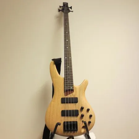 Sähköbasso Ibanez SR 600, Bartolini MK 1, aktiivimikrofonit, pehmeä laukku. Nouto ainoastaan myymälästä.