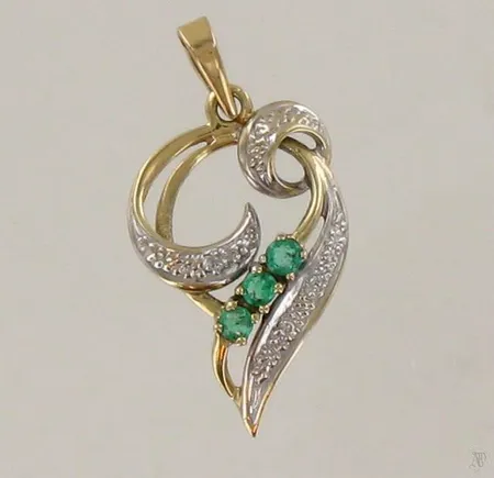 Timanttiriipus kivillä 3xn.0.005ct, korkeus 27mm, 585br, paino 1,6g Paino: 1,6 g