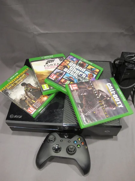 Pelikonsoli, Xbox One 500gb, yksi ohjain neljä peliä ja virtajohdot