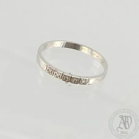Timanttisormus 5xn.0.005ct, kaiverrettu, koko 17¾, 585 valkokulta, paino 1,3g