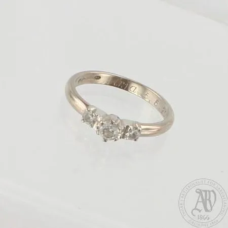 Timanttisormus 1xn.0.30ct ja 2xn.0.13ct, kaiverrettu, nimiteimalla AT eli A.Tillander, koko 20¼, 750 valkokulta, paino 5,5g