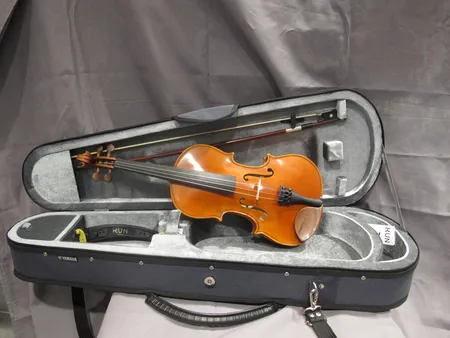 Viulu ½, Yamaha model V-5 ½, kova kantolaukku olkatuki ja jousi, kunto hyvä Ota yhteys panttilainaamoon kuljetusmaksusta sopimiseksi.