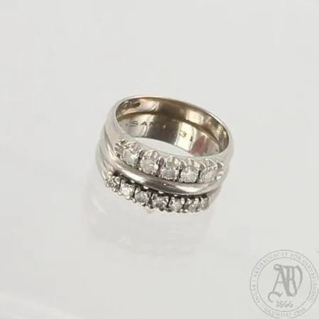 Timanttisormus 5xn.0.06ct ja 7xn.0.03ct, kaiverrettu, koko 16, 585 ja 750 valkokulta, paino 7,4g