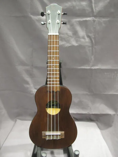 Sopraano ukulele, Baton Rouge UR10 S, pehmeä kantolaukku, kunto hyvä Ota yhteys panttilainaamoon kuljetusmaksusta sopimiseksi.