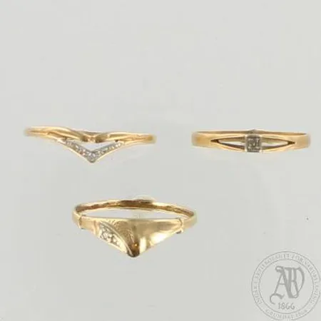 Kolme timanttisormusta 3xn.0.005ct, käytön jälkiä, koot 16 16 ja 17½, 585, paino 2,6g