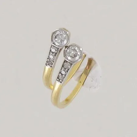 Viallinen timanttisormus 2xn.0.10ct 6xn.0.005ct, 750, paino 1,4g 