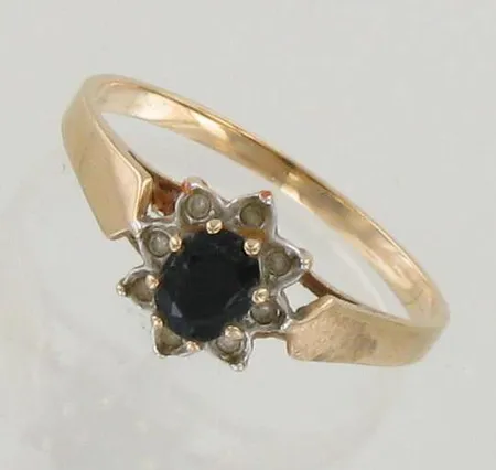 Sinisafiirisormus timanteilla 8xn.0.005ct, koko 18, 585br, paino 1,7g 