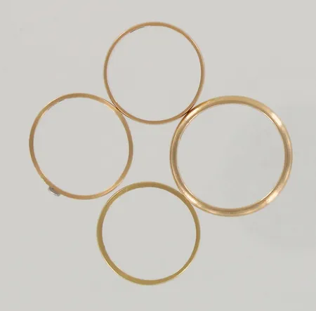 Viallisia sormuksia, 750, paino 8,9g