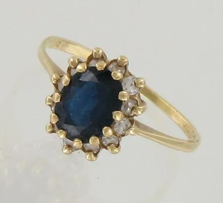 Sinisafiirisormus timanteilla 12xn.0.02ct, koko 17¼, 585br, paino 2,2g