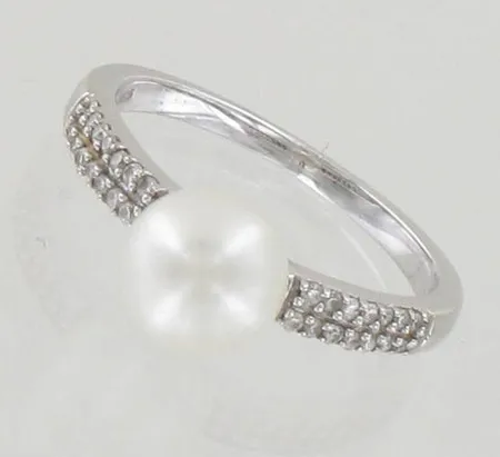 Helmisormus timanteilla 28xn.0.005ct, koko 17, 585br valkokulta, paino 2,8g