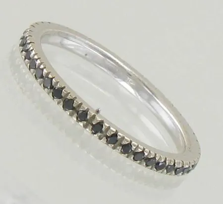 Timanttiallianssisormus 43xn.0.01ct, useassa kivessä lohkeamia, koko 18, 750 valkokulta, paino 2,5g