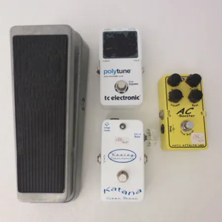 Neljä efektipedaalia: Keeley Electronics Katana Clear Boost, AC Booster Xotic Effects USA, Polytune poly-chromatic tuner Tc Electronic, Wylde Cry Baby model - ZW 45. 