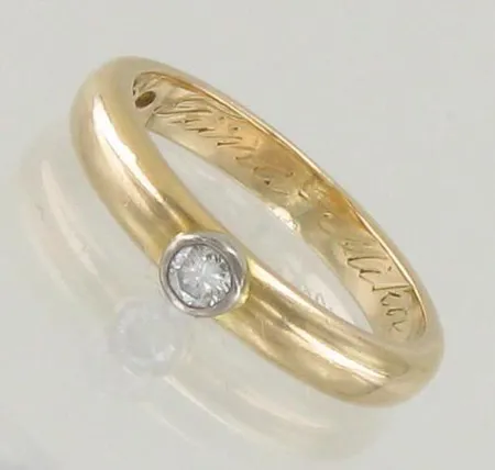 Timanttisormus 1xn.0.09ct, kaiverrettu, koko 16½, 750 kelta- ja valkokulta, paino 4,2g