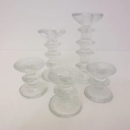 Viisi kynttilänjalkaa Iittala, Festivo, koot 80, 145 ja 185mm. Ota yhteys panttilainaamoon kuljetusmaksusta sopimiseksi.