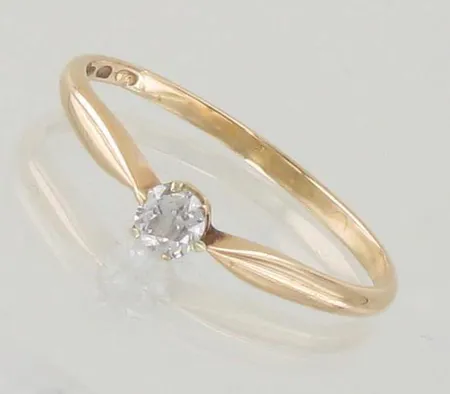 Timanttisormus 1xn.0.20ct (vanhahiontainen), kivessä pieni lohkeama kynnen vieressä, koko 19½, 750, paino 1,8g