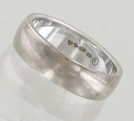 Sileä sormus, A.Tillander, koko 19½, 1xn.0.005ct timantti sisäpinnassa, 750 valkokulta, paino 10,5g