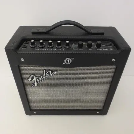 Vahvistin Fender Mustang I, 70W, Type PR 824, virtajohto Ota yhteys panttilainaamoon kuljetusmaksusta sopimiseksi.