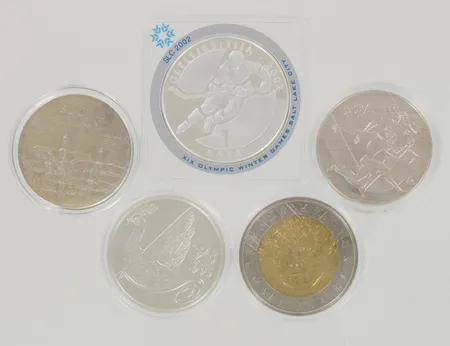 Viisi juhlarahaa, Suomi 1945-1995 100mk, Suomi 1994 EM 100mk, Suomi 1917-1967 10mk, Suomi Hiihdon MM Lahti 2001 25mk (kupari/nikkeli), Latvia 2001 SLC 2002 1 lati, 900br-925br, paino suojineen 122,8g, puulaatikko 