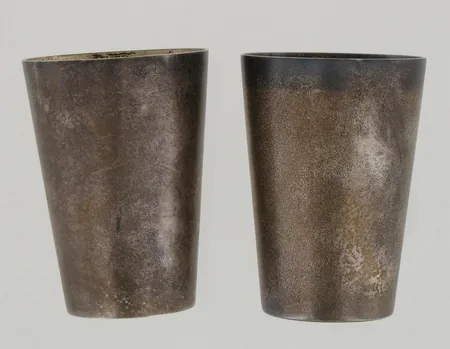 Kaksi pikaria, korkeus 60mm, vuosilta 1936-1937, 813, paino 64,0g