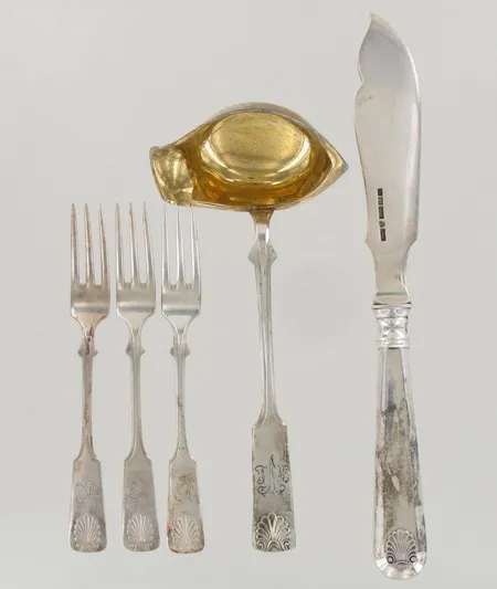 Veitsi, kastikekauha ja kolme jälkiruokahaarukkaa, Musla, kaiverrettuja, pituudet 190, 150 ja 120mm, 813br, paino 123,5g