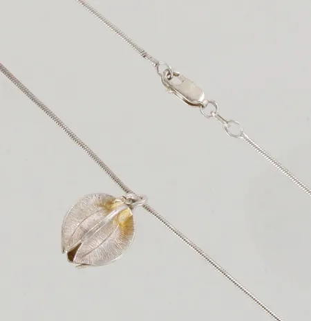Kaulakoru Kalevala Koru, Lumikukka, ketjun 45cm, riipuksen korkeus 20mm, ketju hieman vääntynyt, 925, paino 8,5g
