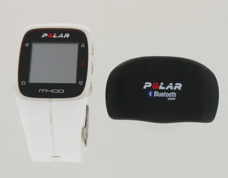 Viallinen GPS-juoksukello Polar M400, mukana sykevyö ja USB-johto (akku ei lataudu) 